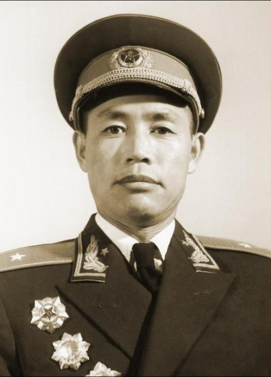 邓岳少将