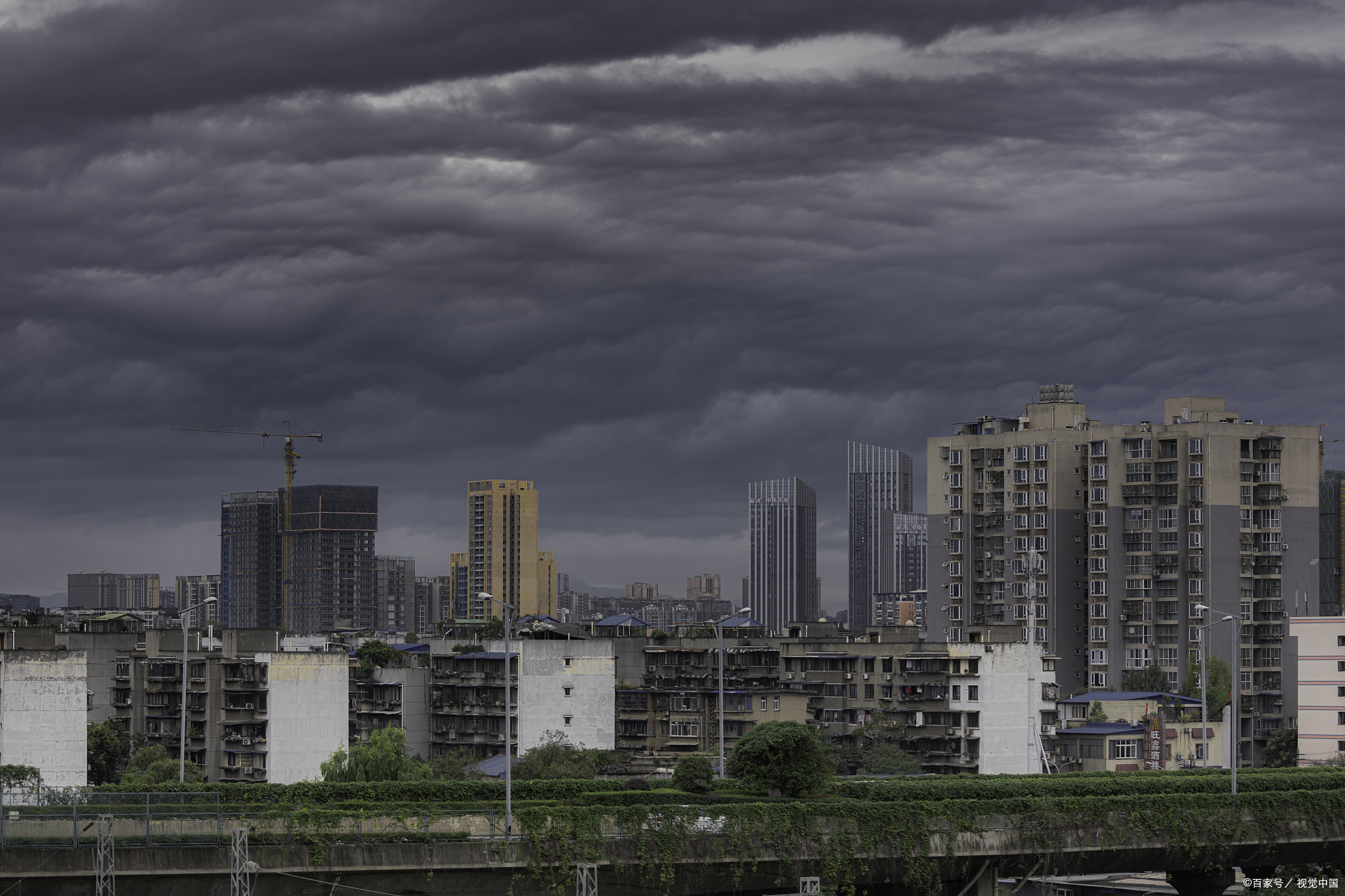 特大暴雨中，郑州气象局长竟然被冲走，洪水之中他遭遇了什么情况？