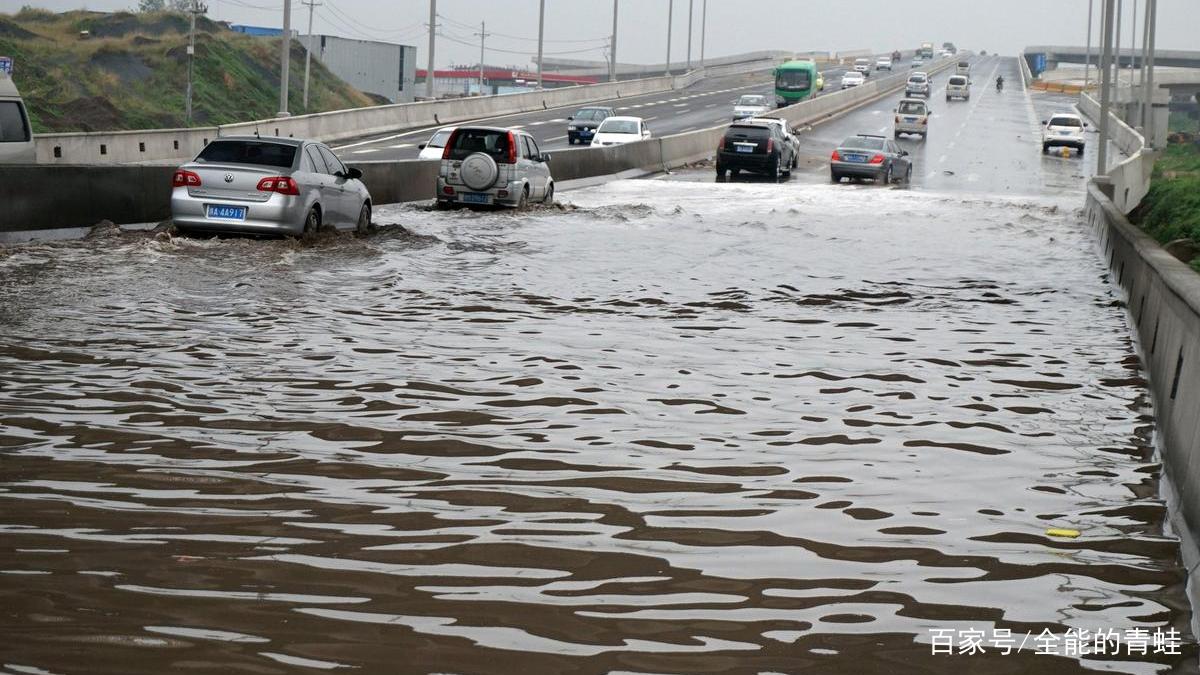 特大暴雨中，郑州气象局长竟然被冲走，洪水之中他遭遇了什么情况？