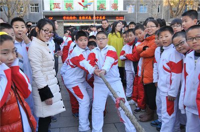 学生拔河比赛，老师被原地弹飞后稳稳落下，拔河产生的力量有多大？