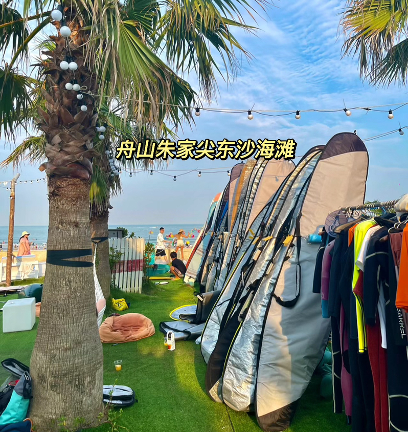 夏天最适合海边冲浪了，有哪些城市的海边适合冲浪又价格不贵？