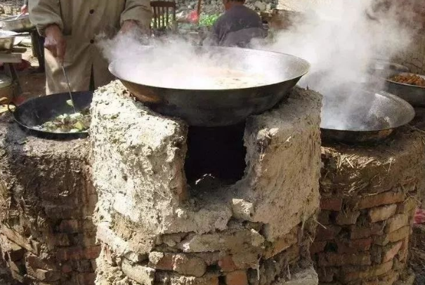 斯里兰卡居民烧柴做饭，居民们为何重返远古生活？