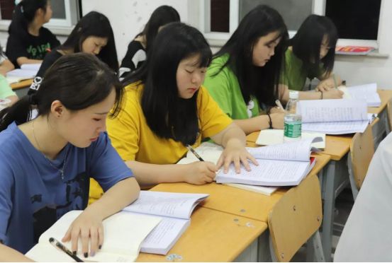 南京地铁上，医学女博士赶车途中救了个人，这名女博士是否值得我们称赞？