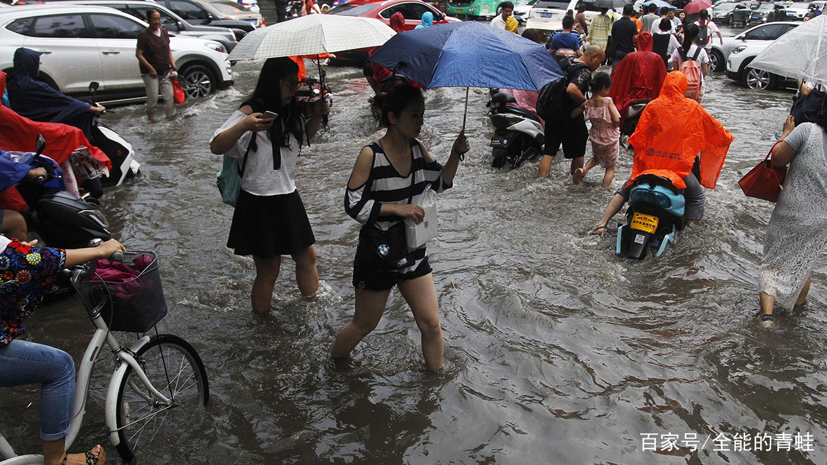 特大暴雨中，郑州气象局长竟然被冲走，洪水之中他遭遇了什么情况？