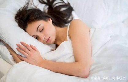 晚上睡到半夜总会醒来一会是怎么回事？