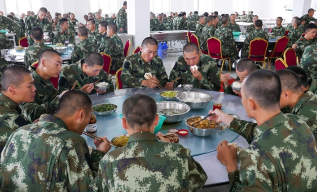 还以为当兵伙食很差，部队的伙食是什么样的？