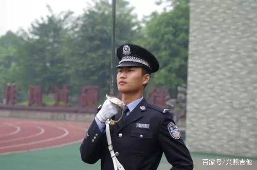 魏大勋出警被撞倒先反思，想要成为一名真正的警察需要怎样的身体素质？