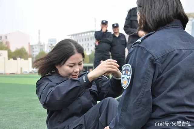 魏大勋出警被撞倒先反思，想要成为一名真正的警察需要怎样的身体素质？