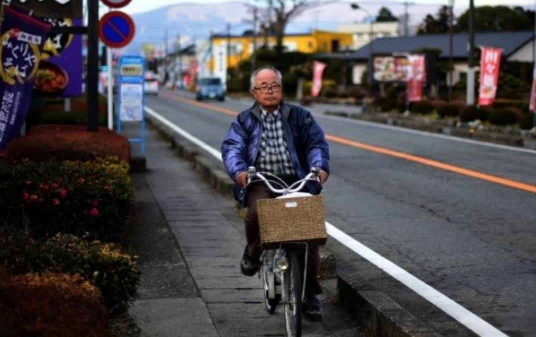 日本老年人步行送外卖，你觉得怎么样？