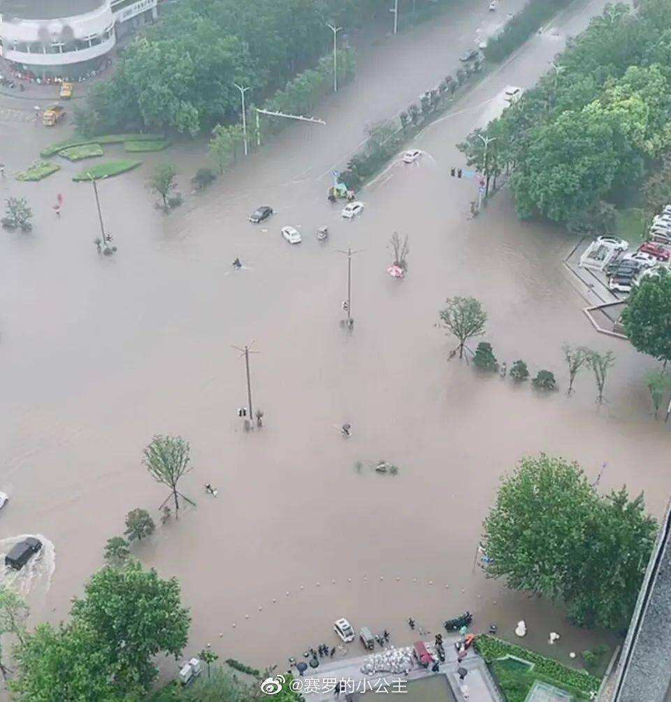 宛如科幻大片！郑州暴雨来袭，白天瞬间成黑夜！突遇暴雨，如何避险？