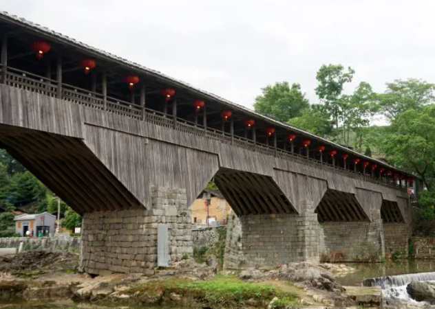 此次万安桥失火的原因可能是什么？古建木拱廊桥烧毁后，修复难度大吗？