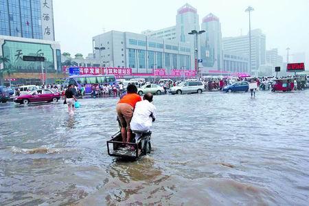 郑州地铁隧道内的救援画面曝光了，救援人员是如何救助被困人员的？