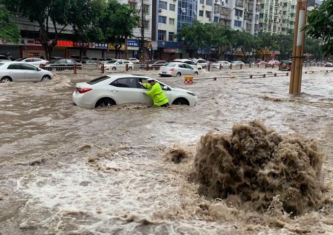 河南暴雨男子在积水中仰泳，此次的暴雨天气给出行造成了哪些不便？