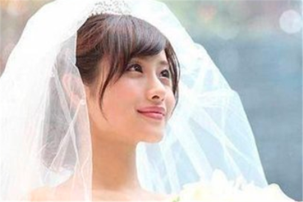 事务所宣布石原里美正式结婚，已于去年领证，男方是谁？