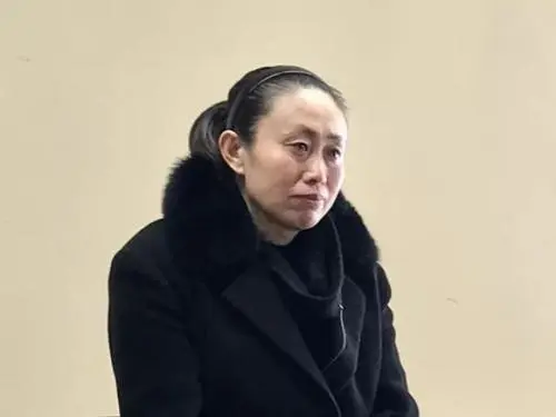 江歌妈妈和泰国坠崖孕妇带货引热议，社会新闻当事人该不该流量变现？