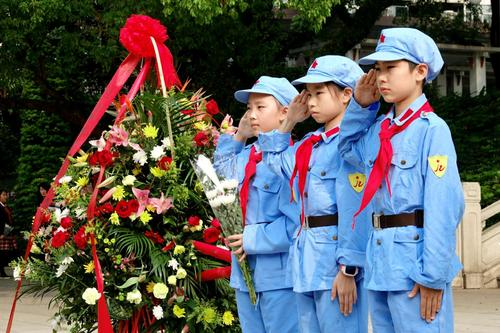 27岁女子因丑化英烈被警方刑拘，该女子为何要这么做？