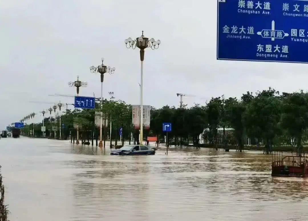 河南暴雨男子在积水中仰泳，此次的暴雨天气给出行造成了哪些不便？