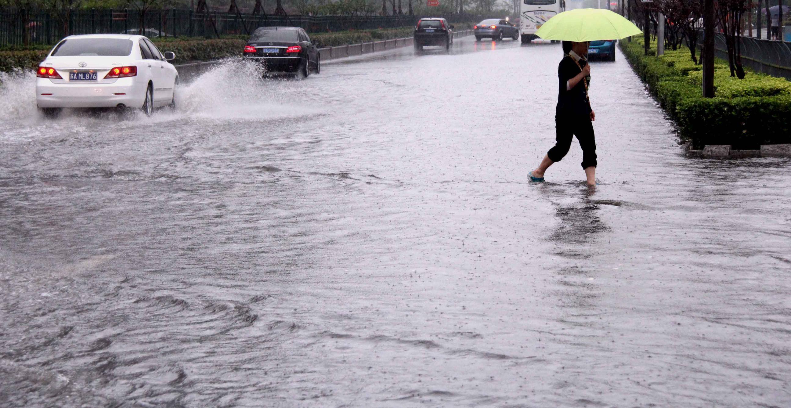 河南暴雨男子在积水中仰泳，此次的暴雨天气给出行造成了哪些不便？