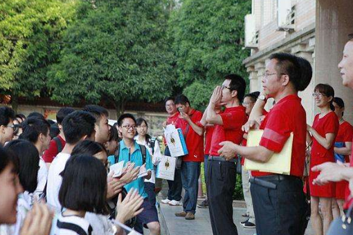 第一天穿什么颜色衣服 高考第景旧守史哪渐错跳不处一天穿红色有什么寓意