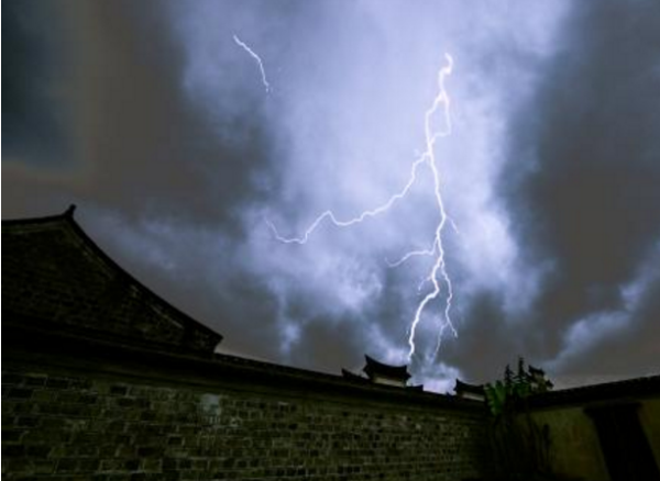 闷雷滚动中“闷”的正确读音是什么?