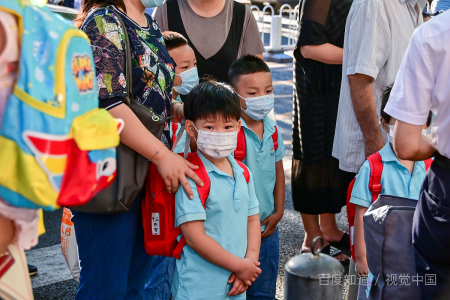 取得幼儿园完生提呢背端育紧冲教师资格证，应当具备幼儿师范学校毕业以及以上学历。是什么意思？那中专学前教育文凭可以取得